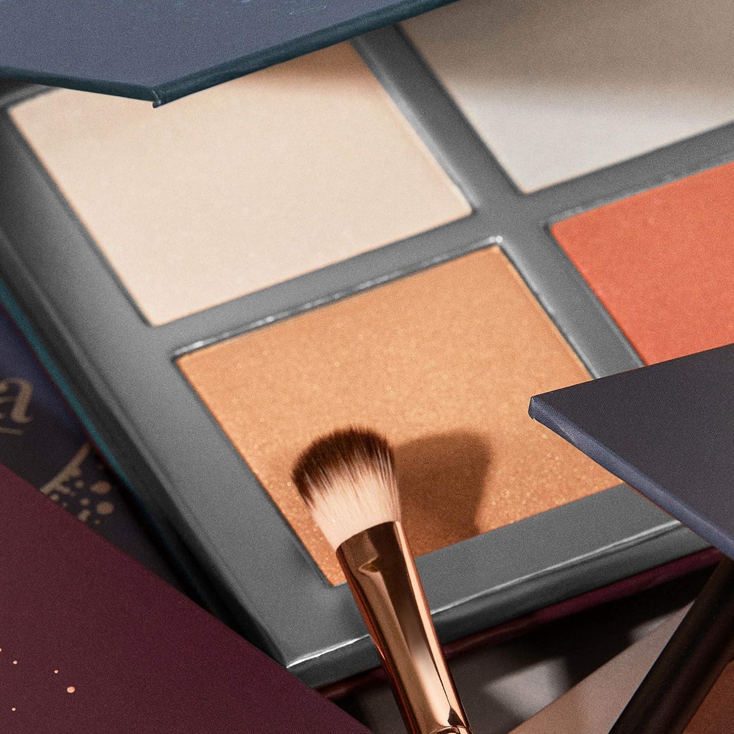 Pippa of London Eclipse Highlighter Palette 381 Make Up for Cheeks and Face with 4 Luxury Highlighters in a Silver Gold Case with Mirror